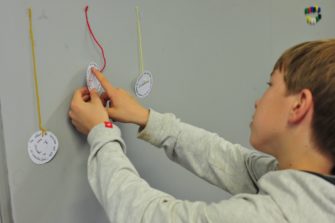La politique liée à l'éducation artistique et culturel permet la mise en place de résidences d'auteurs dans les écoles de la Bretagne romantique
