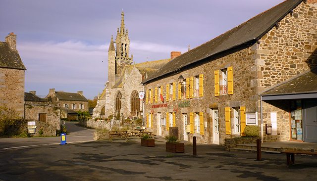 Commune des Iffs Bretagne romantique Eglise classée monument historique entourée de son enclos