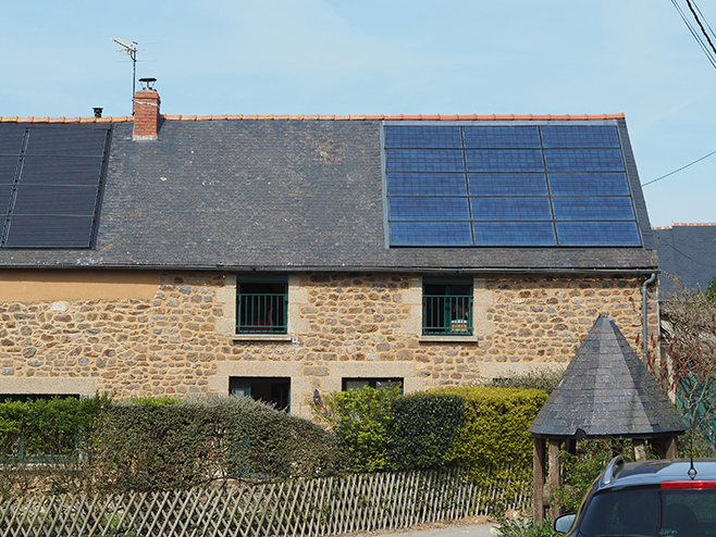 Maison restaurée avec des panneaux photovoltaiques sur le toit