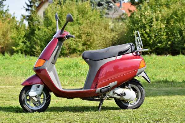 La Pass Mobilité de la Bretagne romantique permet à des personnes qui ont trouvé un emploi ou une formation, mais qui ont des problèmes pour se déplacer, de disposer d'un scooter ou d'une voiture pour une somme modique.
