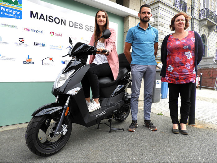 Point presse pour le lancement du Pass Mobilité en Bretagne romantique. Les partenaires sont réunis devant la Maison de services aux publics avec un scooter.