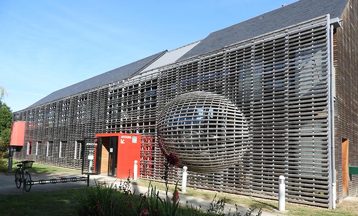 Vue extérieure du siège de la Communauté de communes Bretagne romantique à la Chapelle-aux-Filtzméens