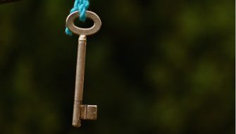 clé en cuivre suspendue à une ficelle bleue