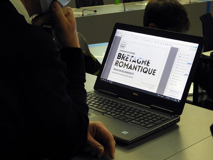 écran d'ordinateur portable présentant la PLUi de la Bretagne romantique