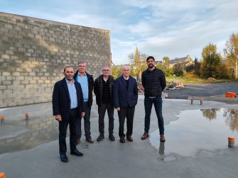 Loïc Régeard (Président de la Communauté de communes), Georges Dumas (Maire de Meillac et Vice-Président de la Communauté de communes), Hervé Goubin (Architecte), Joël Le Besco (Vice Président de la Communauté de communes) et Loïc Mahot (représentant d'Energ'Iv)