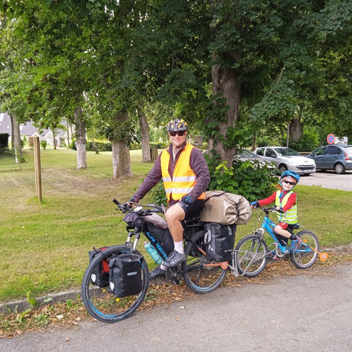 Pour Mai à Vélo, Benjamin Dieterlen témoigne. Ici il est avec son fils lors d'un voyage en bikepacking (cyclotourisme) sur la commune du Quiou, entre evran et Plouasne, sur une voie douce qui relie Saint malo à questembert ou Rhuys (voie 3).