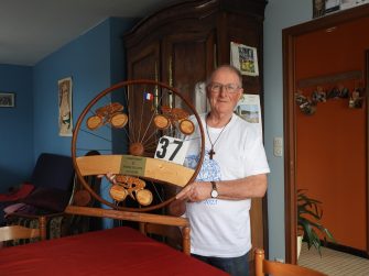 Pour Mai à Vélo, Xavier Romé témoigne. Il tient le trophée du challenge 